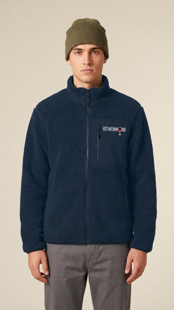 Brooker Plüschjacke aus 100% recyceltem Polyester. Stehkragen, Softshell-Details, Rotweinmund Logo vorne. Nachhaltig & premium. Entdecke jetzt!

