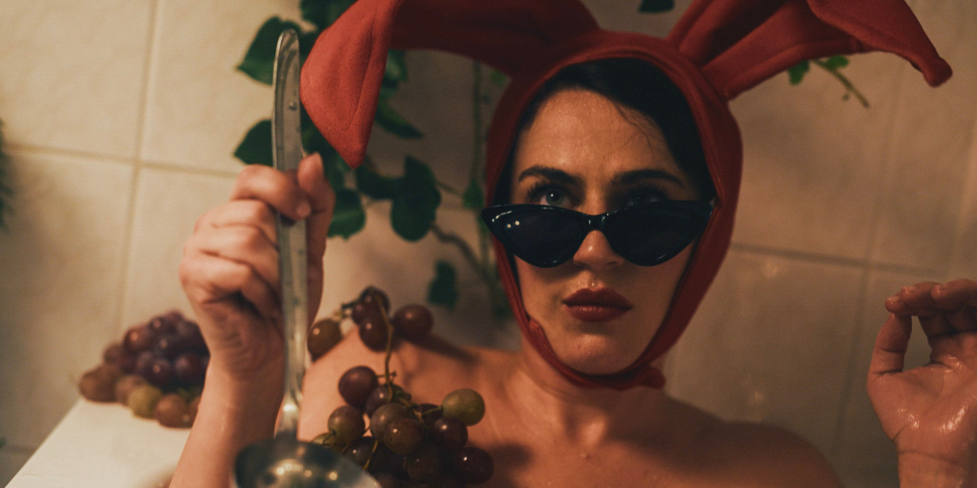 Rotweinmund - Filmstill - Josephine Bloeb